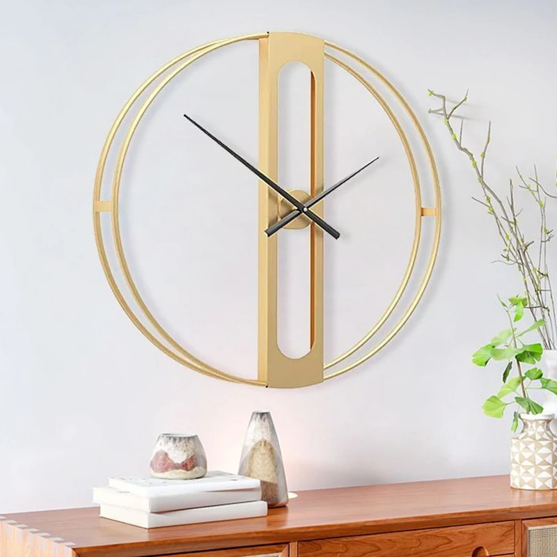 Minimalistische goldene Wanduh – Luxury Watch Europe Bewertung und Preis